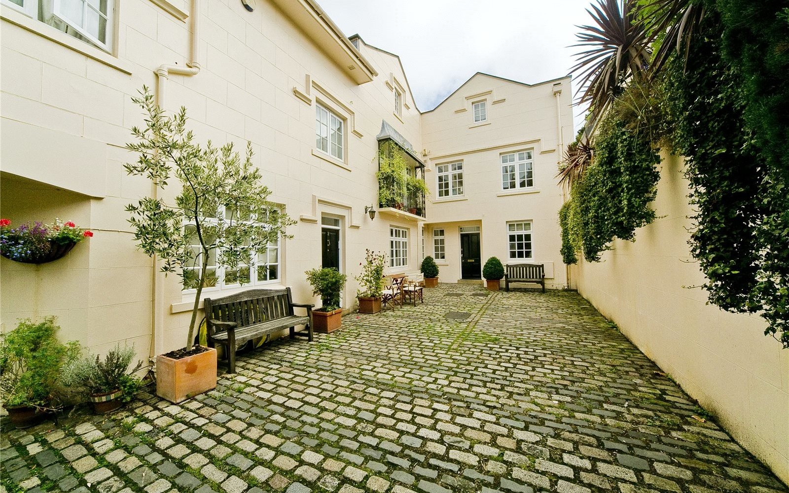 House let in Regents Park, NW1 London Residential